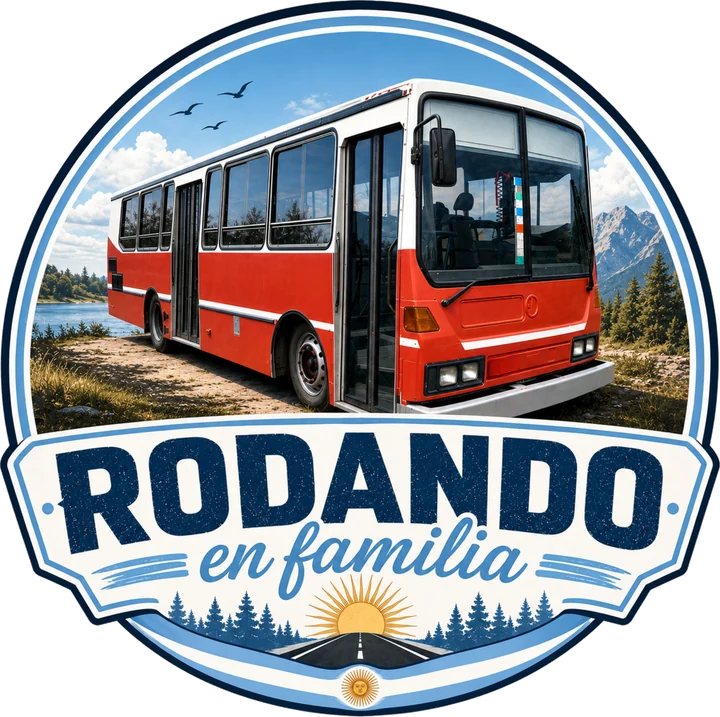 Logo de Rodando en Familia: el colectivo rojo y blanco sobre un paisaje de lago y montañas